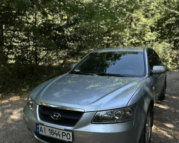 Серый Хендай Соната, объемом двигателя 2.36 л и пробегом 199 тыс. км за 6700 $, фото 1 на Automoto.ua