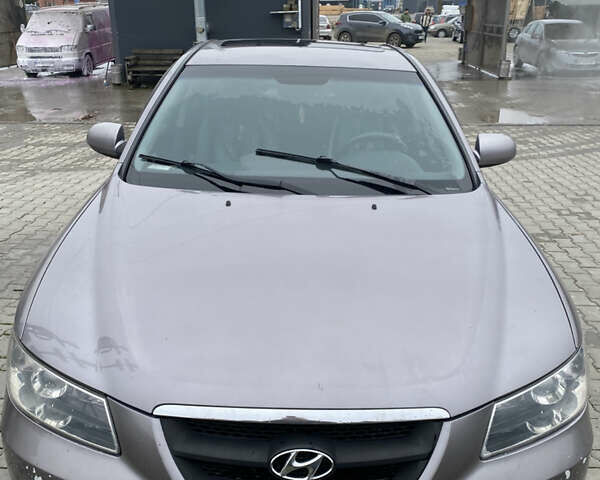 Серый Хендай Соната, объемом двигателя 2 л и пробегом 243 тыс. км за 6500 $, фото 1 на Automoto.ua