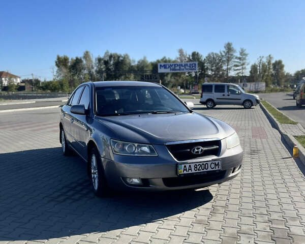 Сірий Хендай Соната, об'ємом двигуна 2.36 л та пробігом 336 тис. км за 4700 $, фото 1 на Automoto.ua