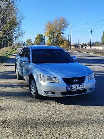 Сірий Хендай Соната, об'ємом двигуна 2.36 л та пробігом 350 тис. км за 4800 $, фото 1 на Automoto.ua