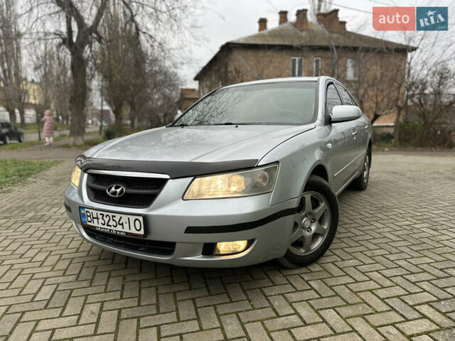 Сірий Хендай Соната, об'ємом двигуна 2.36 л та пробігом 217 тис. км за 4999 $, фото 1 на Automoto.ua