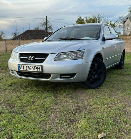 Хендай Соната 2006 у Смеле на Automoto.ua Сірий Хендай Соната, об'ємом двигуна 1.99 л та пробігом 275 тис. км за 5100 $, фото 1 на Automoto.ua