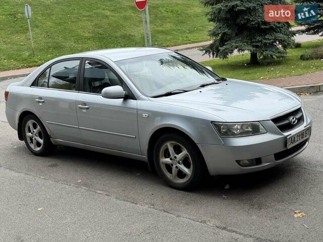 Серый Хендай Соната, объемом двигателя 2.4 л и пробегом 200 тыс. км за 3700 $, фото 1 на Automoto.ua