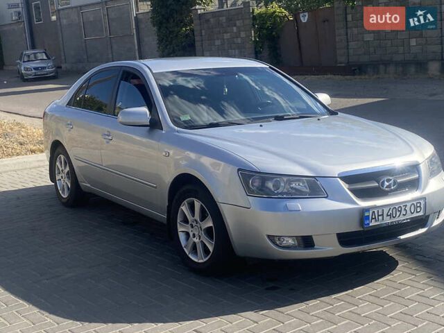 Сірий Хендай Соната, об'ємом двигуна 2.36 л та пробігом 195 тис. км за 6800 $, фото 1 на Automoto.ua
