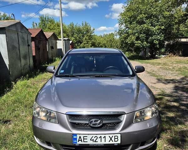 Серый Хендай Соната, объемом двигателя 1.99 л и пробегом 196 тыс. км за 6500 $, фото 1 на Automoto.ua