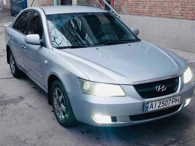 Серый Хендай Соната, объемом двигателя 2 л и пробегом 345 тыс. км за 4650 $, фото 1 на Automoto.ua
