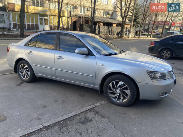 Серый Хендай Соната, объемом двигателя 2 л и пробегом 191 тыс. км за 6100 $, фото 1 на Automoto.ua