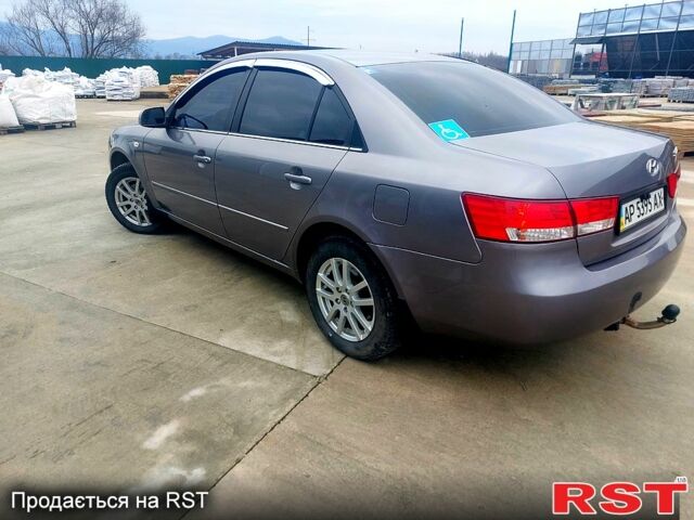Серый Хендай Соната, объемом двигателя 2 л и пробегом 384 тыс. км за 5200 $, фото 1 на Automoto.ua