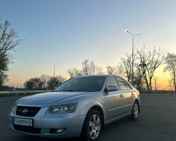 Сірий Хендай Соната, об'ємом двигуна 2 л та пробігом 320 тис. км за 5800 $, фото 1 на Automoto.ua