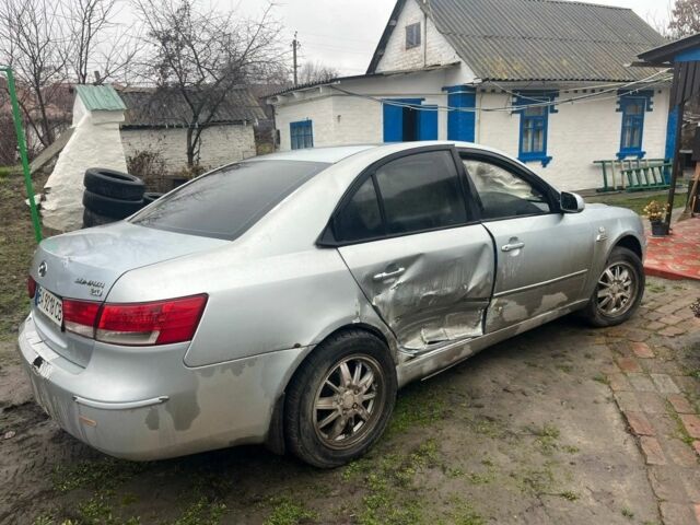 Серый Хендай Соната, объемом двигателя 2 л и пробегом 212 тыс. км за 1600 $, фото 1 на Automoto.ua