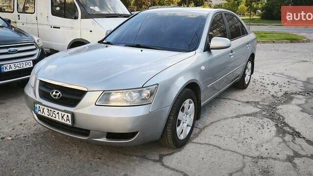 Хендай Соната 2008 у Києві на Automoto.ua Сірий Хендай Соната, об'ємом двигуна 2 л та пробігом 186 тис. км за 5300 $, фото 1 на Automoto.ua