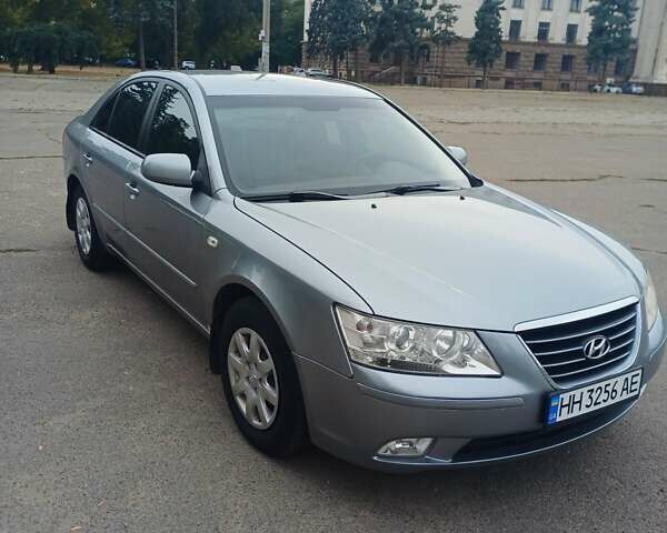 Серый Хендай Соната, объемом двигателя 2.4 л и пробегом 288 тыс. км за 6700 $, фото 1 на Automoto.ua