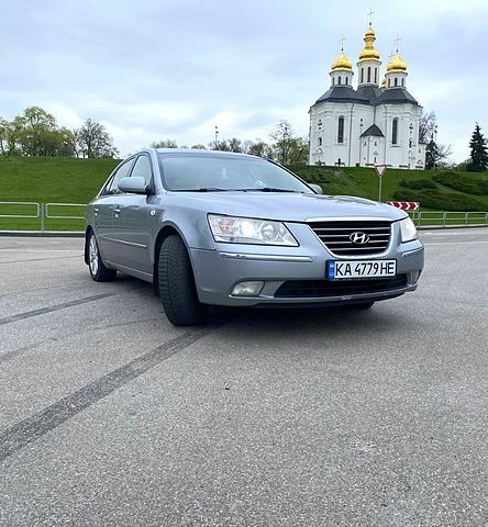 Сірий Хендай Соната, об'ємом двигуна 3.3 л та пробігом 252 тис. км за 5500 $, фото 1 на Automoto.ua