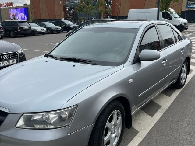 Серый Хендай Соната, объемом двигателя 3.3 л и пробегом 350 тыс. км за 6500 $, фото 1 на Automoto.ua