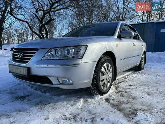 Серый Хендай Соната, объемом двигателя 2 л и пробегом 106 тыс. км за 7600 $, фото 1 на Automoto.ua