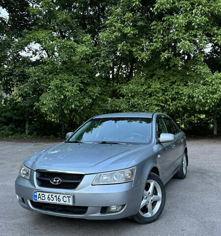 Сірий Хендай Соната, об'ємом двигуна 2.36 л та пробігом 197 тис. км за 6500 $, фото 1 на Automoto.ua