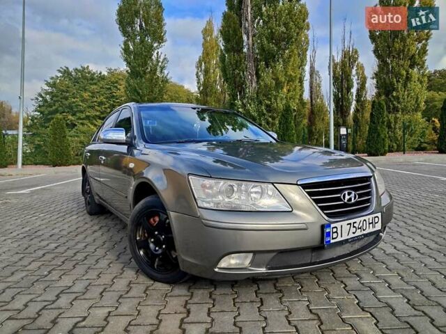 Серый Хендай Соната, объемом двигателя 2 л и пробегом 215 тыс. км за 3850 $, фото 1 на Automoto.ua