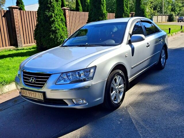 Сірий Хендай Соната, об'ємом двигуна 2 л та пробігом 104 тис. км за 7400 $, фото 1 на Automoto.ua