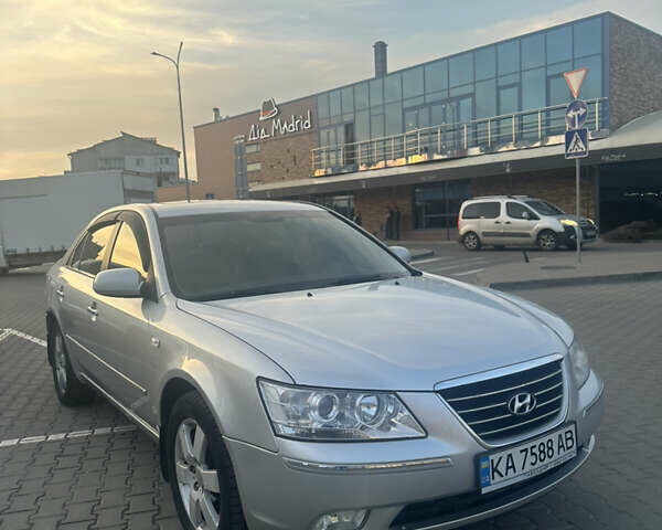 Серый Хендай Соната, объемом двигателя 3.34 л и пробегом 213 тыс. км за 5600 $, фото 1 на Automoto.ua