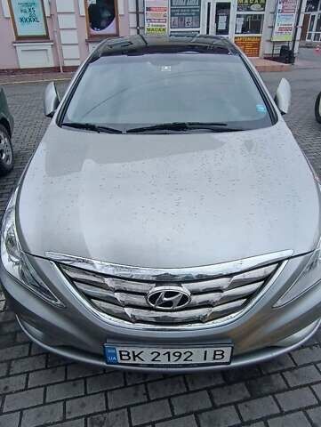 Сірий Хендай Соната, об'ємом двигуна 2 л та пробігом 271 тис. км за 8000 $, фото 1 на Automoto.ua