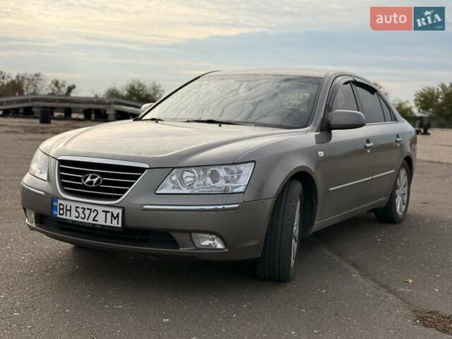 Сірий Хендай Соната, об'ємом двигуна 2 л та пробігом 237 тис. км за 7300 $, фото 1 на Automoto.ua