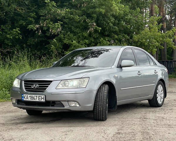Серый Хендай Соната, объемом двигателя 2.4 л и пробегом 320 тыс. км за 7400 $, фото 1 на Automoto.ua