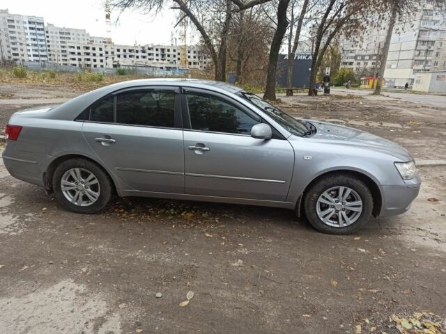 Серый Хендай Соната, объемом двигателя 2 л и пробегом 280 тыс. км за 7000 $, фото 1 на Automoto.ua