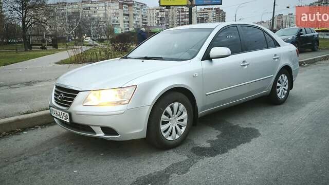 Серый Хендай Соната, объемом двигателя 2 л и пробегом 354 тыс. км за 5200 $, фото 1 на Automoto.ua