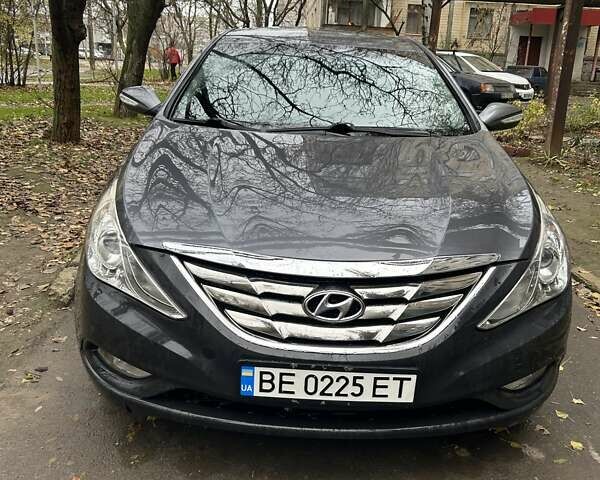 Серый Хендай Соната, объемом двигателя 2 л и пробегом 277 тыс. км за 6500 $, фото 1 на Automoto.ua