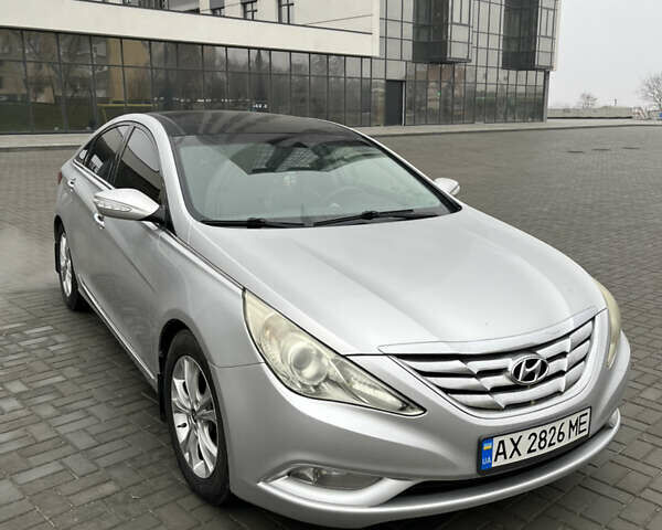 Серый Хендай Соната, объемом двигателя 2 л и пробегом 168 тыс. км за 7800 $, фото 1 на Automoto.ua