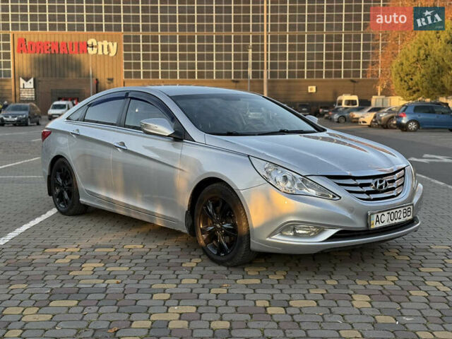 Серый Хендай Соната, объемом двигателя 2.36 л и пробегом 331 тыс. км за 10000 $, фото 1 на Automoto.ua