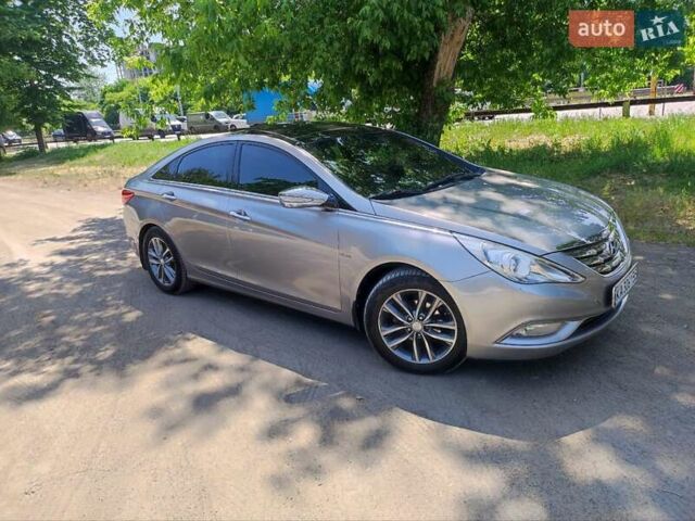 Серый Хендай Соната, объемом двигателя 2.4 л и пробегом 256 тыс. км за 9500 $, фото 1 на Automoto.ua