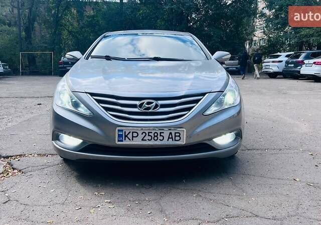 Серый Хендай Соната, объемом двигателя 2 л и пробегом 337 тыс. км за 7800 $, фото 1 на Automoto.ua