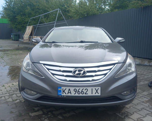 Серый Хендай Соната, объемом двигателя 2 л и пробегом 198 тыс. км за 9500 $, фото 1 на Automoto.ua
