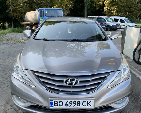 Серый Хендай Соната, объемом двигателя 2 л и пробегом 250 тыс. км за 7800 $, фото 1 на Automoto.ua