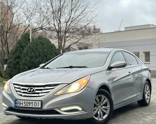 Сірий Хендай Соната, об'ємом двигуна 2.36 л та пробігом 282 тис. км за 8100 $, фото 1 на Automoto.ua