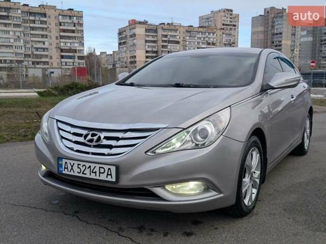 Серый Хендай Соната, объемом двигателя 2.36 л и пробегом 209 тыс. км за 8900 $, фото 1 на Automoto.ua