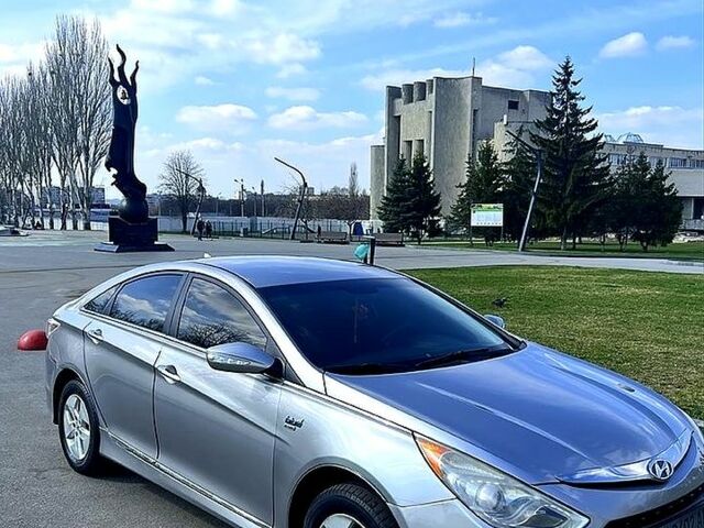 Серый Хендай Соната, объемом двигателя 2.4 л и пробегом 320 тыс. км за 9500 $, фото 1 на Automoto.ua