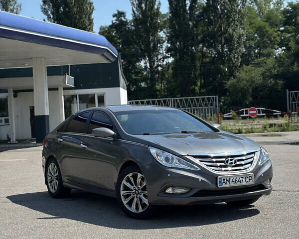 Серый Хендай Соната, объемом двигателя 2.4 л и пробегом 200 тыс. км за 7499 $, фото 1 на Automoto.ua