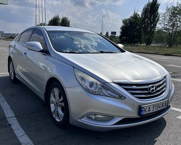 Серый Хендай Соната, объемом двигателя 2 л и пробегом 286 тыс. км за 9000 $, фото 1 на Automoto.ua