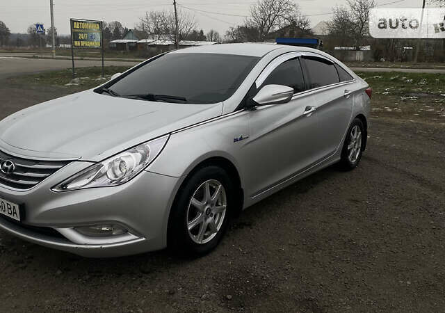 Серый Хендай Соната, объемом двигателя 2 л и пробегом 330 тыс. км за 8200 $, фото 1 на Automoto.ua