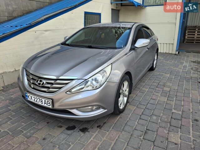 Серый Хендай Соната, объемом двигателя 2.36 л и пробегом 213 тыс. км за 8000 $, фото 1 на Automoto.ua