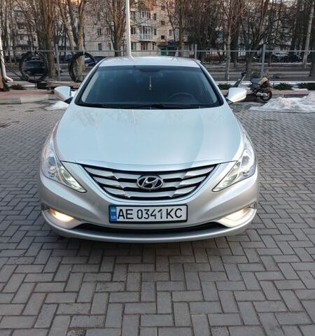 Серый Хендай Соната, объемом двигателя 2 л и пробегом 184 тыс. км за 7500 $, фото 1 на Automoto.ua