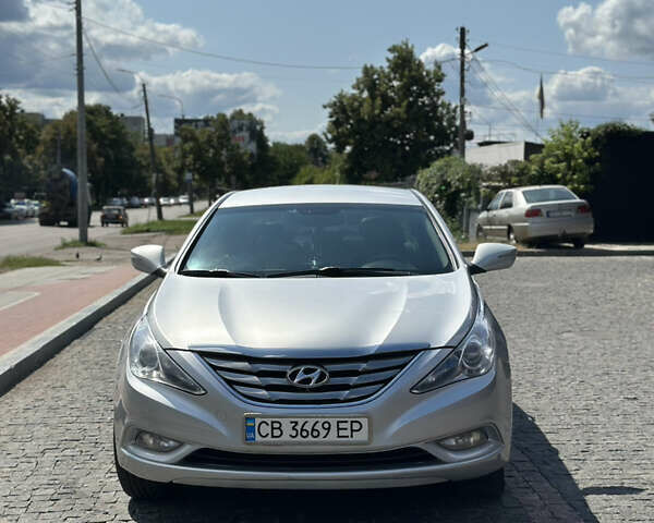 Сірий Хендай Соната, об'ємом двигуна 2 л та пробігом 213 тис. км за 9200 $, фото 1 на Automoto.ua