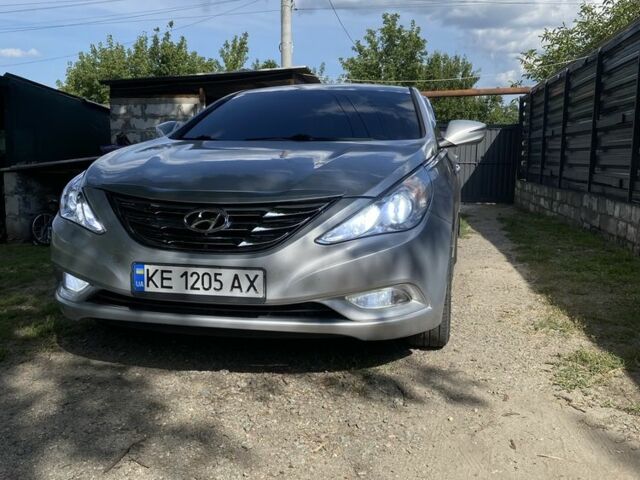 Серый Хендай Соната, объемом двигателя 2 л и пробегом 355 тыс. км за 8550 $, фото 1 на Automoto.ua