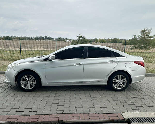 Сірий Хендай Соната, об'ємом двигуна 2 л та пробігом 545 тис. км за 6900 $, фото 1 на Automoto.ua