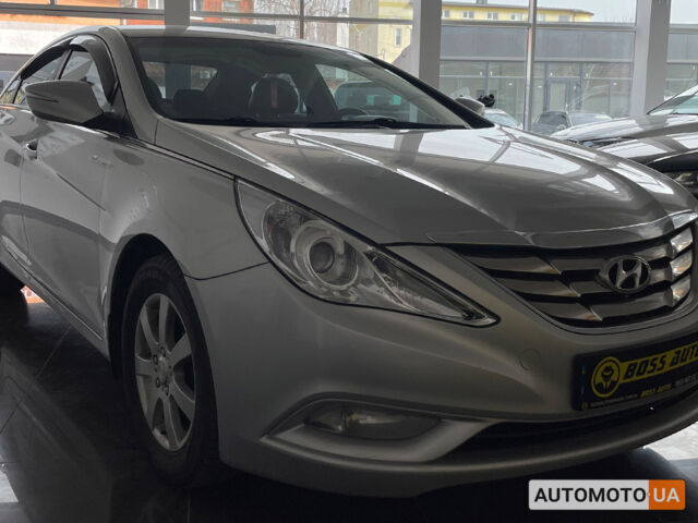 Серый Хендай Соната, объемом двигателя 2 л и пробегом 195 тыс. км за 9350 $, фото 1 на Automoto.ua