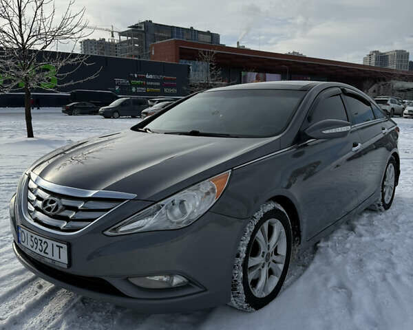Серый Хендай Соната, объемом двигателя 2.4 л и пробегом 250 тыс. км за 8900 $, фото 1 на Automoto.ua