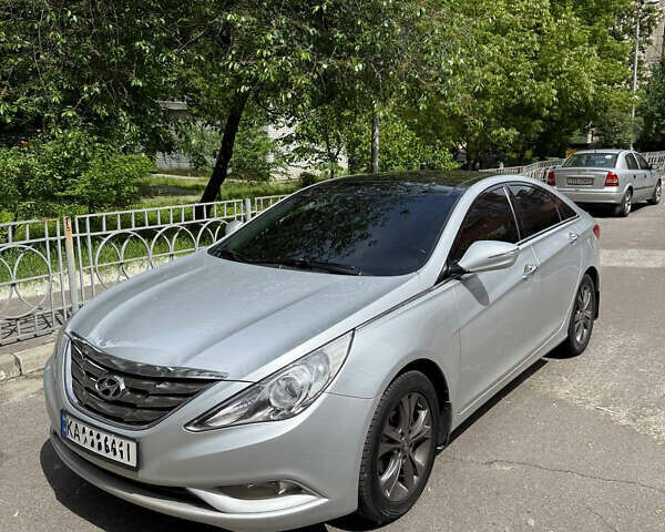 Серый Хендай Соната, объемом двигателя 2.4 л и пробегом 209 тыс. км за 12700 $, фото 1 на Automoto.ua