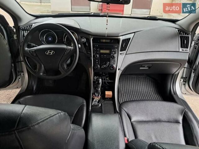 Сірий Хендай Соната, об'ємом двигуна 2 л та пробігом 227 тис. км за 7777 $, фото 1 на Automoto.ua